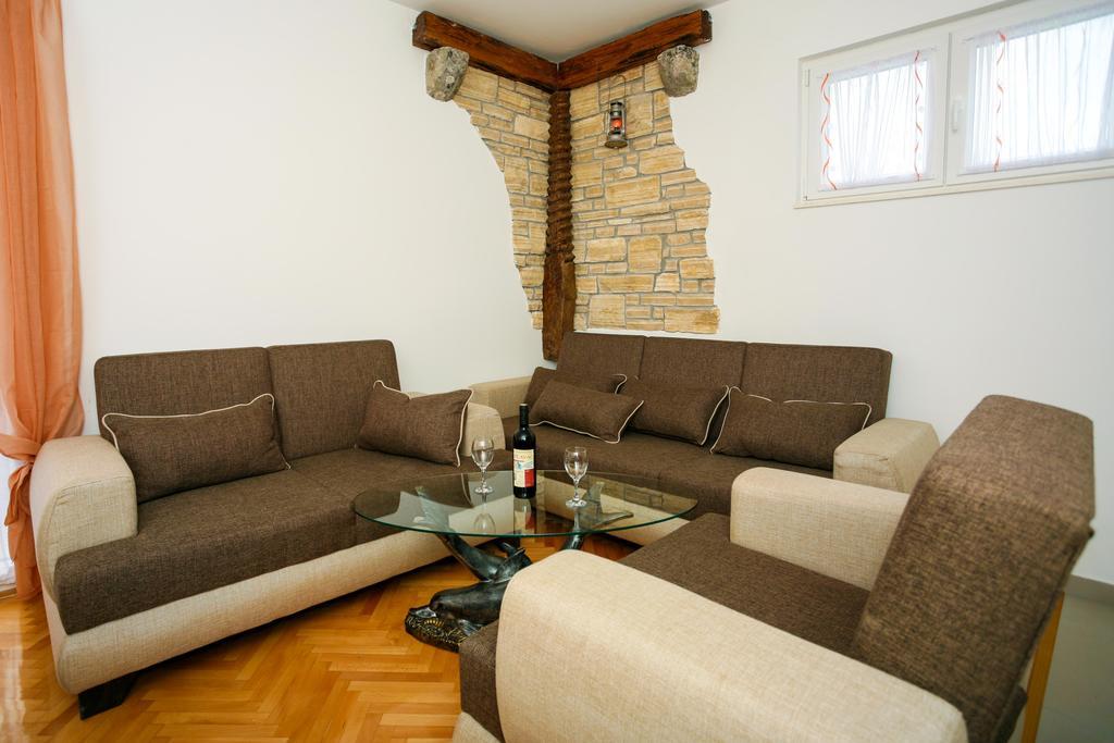 Apartments Intrada Подстрана Екстериор снимка